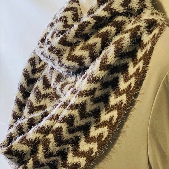 Fuzzy Chevron Pattern Scarf Brown - Picture 3 of 11